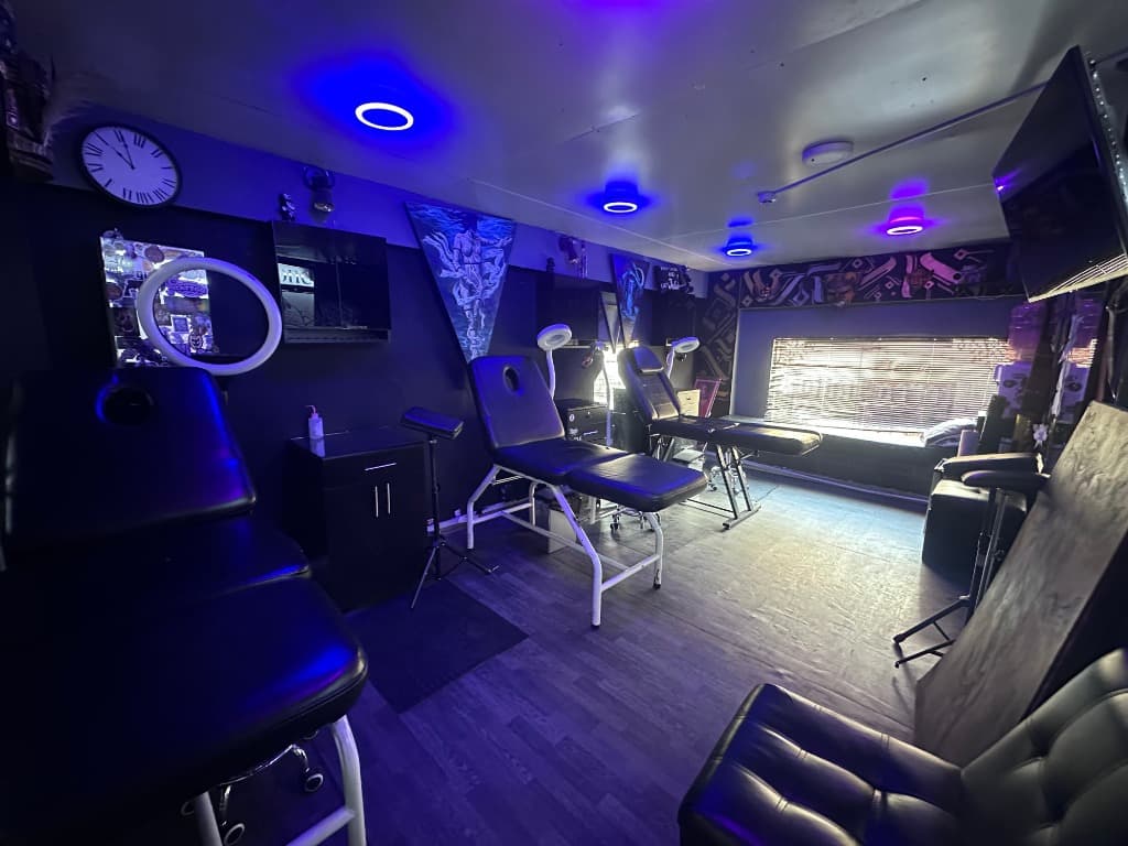 Estaciones de trabajo de tatuaje y bioseguridad en Etéreo Tattoo Cusco