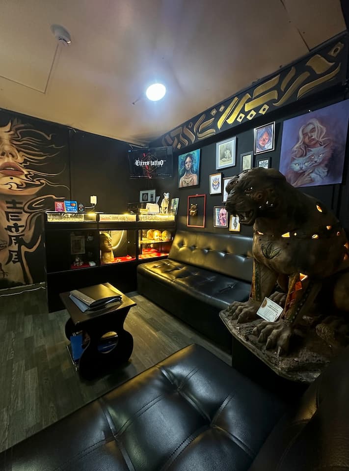 Hall principal y galería de arte en Etéreo Tattoo Cusco